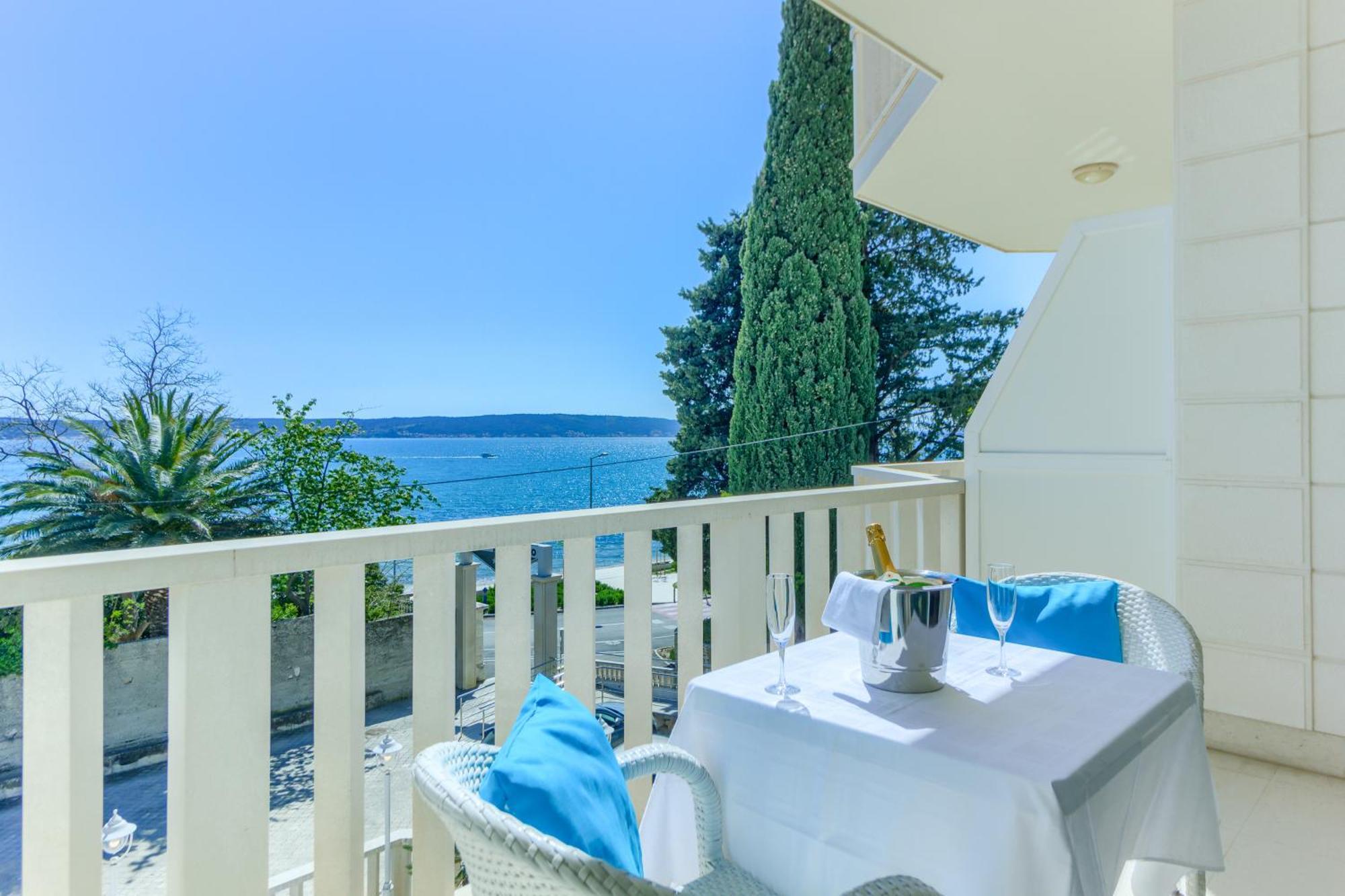 Hotel Riva Kastela With Swimming Pool 外观 照片